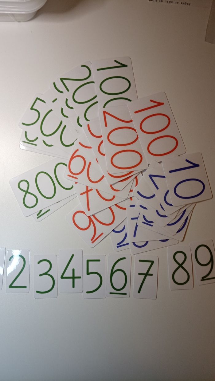 Apprendre les nombres avec les cartes Montessori
