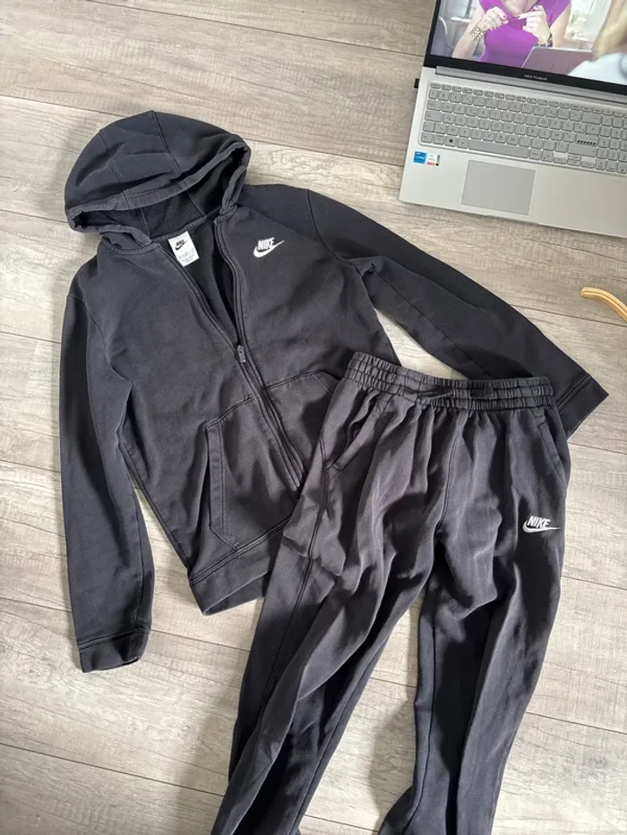ensemble, Nike noir