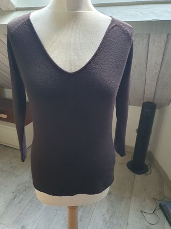 Pull-overs col V, devant et derrière.