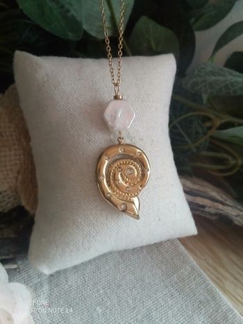 Collier na'cre naturelle et conque avec zircons