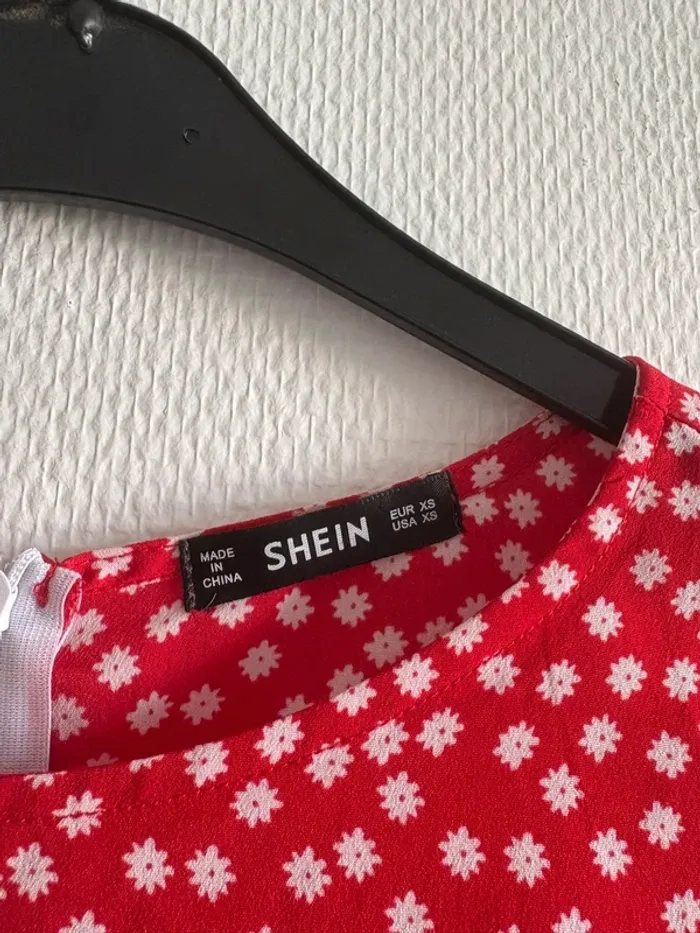 Robe rouge à motifs fleurs 🌸 taille XS - photo numéro 3