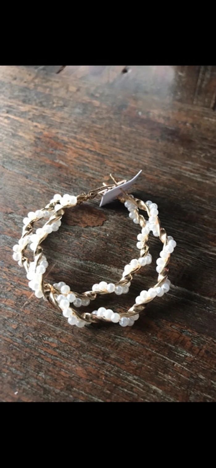 Magnifique paire de boucles d’oreilles anneaux avec perles - photo numéro 4