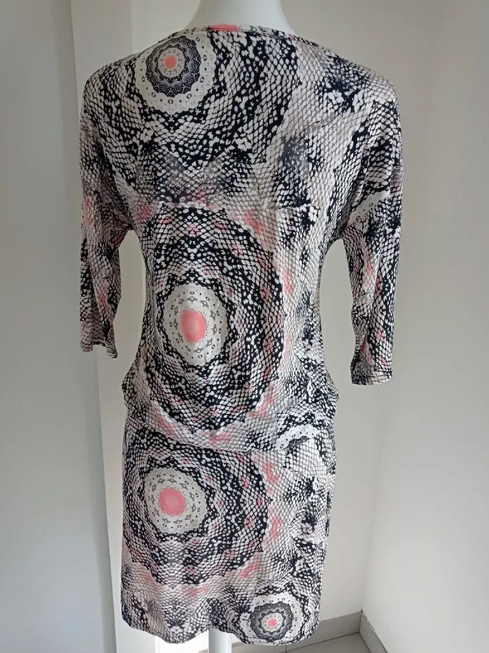 Magnifique robe fantaisie noir imprimé rond saumon manches 3/4 T.M Quinze heures trente Paris - photo numéro 4