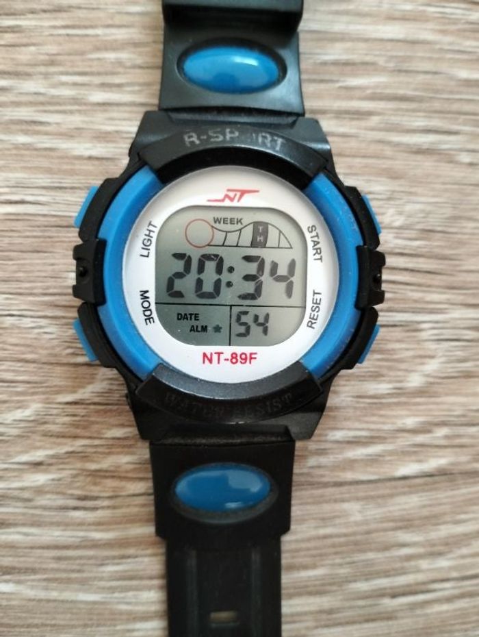 Montre enfant multifonction.