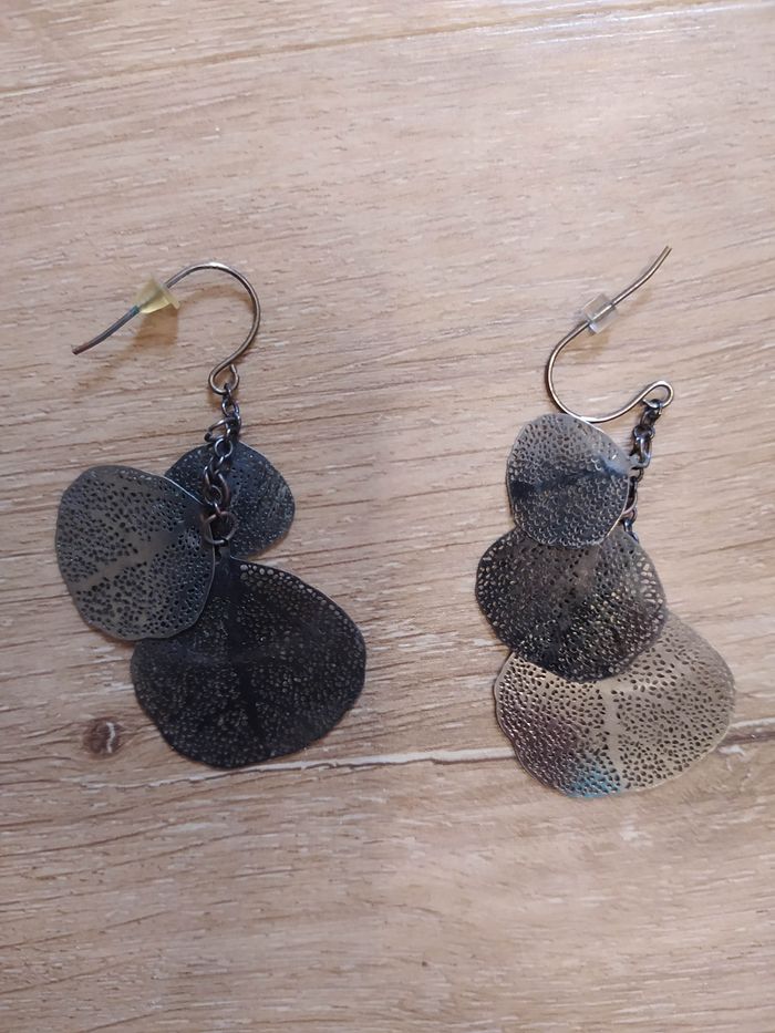 Boucle d'oreille grise foncé - photo numéro 2