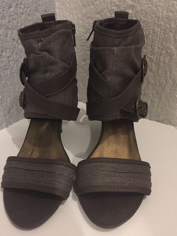 32-Chaussures marron toile P39