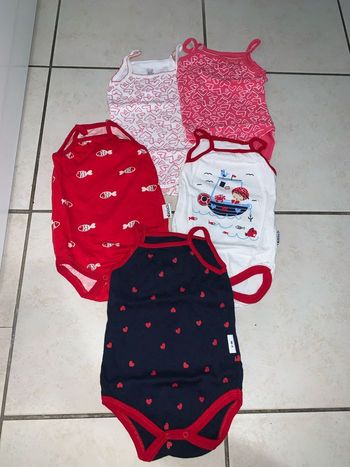 Lot 5 bodys 6-9 mois