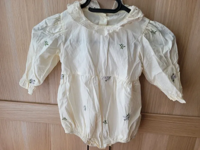Body Barboteuse bébé fille 6-9 mois à col brodé