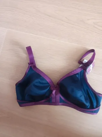 Soutien gorge 90B  neuf playtex sans armature violet et marine