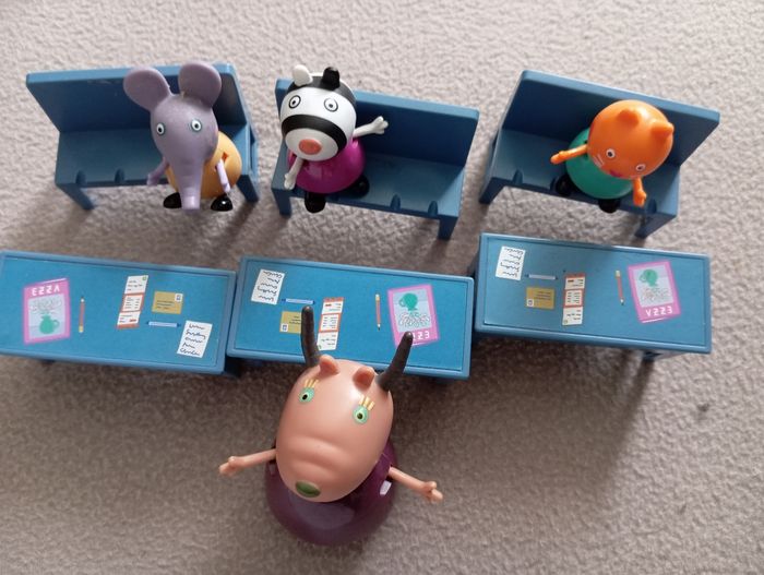 Lot figurines personnages Peppa pig a l'école
