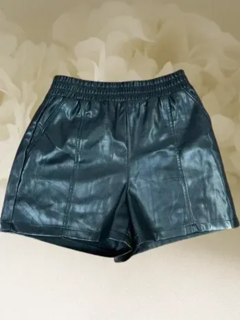 Short en simili cuir taille 36 ou S
