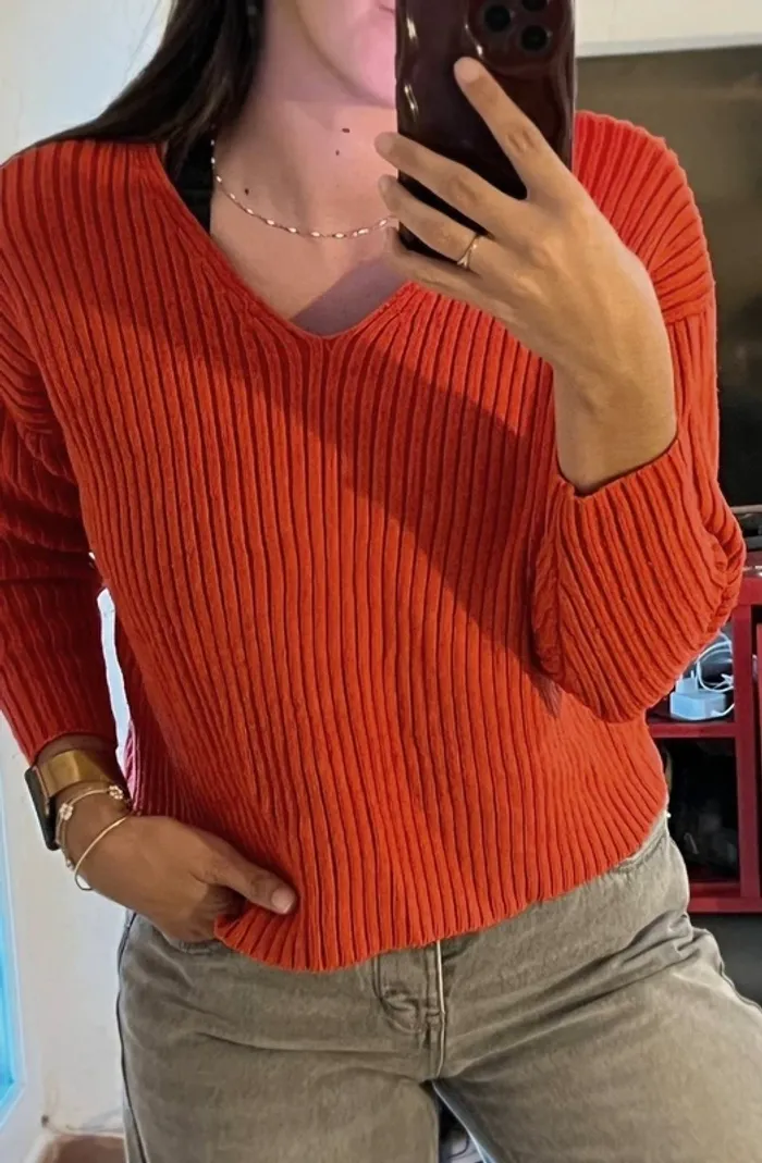 Superbe pull rouge - très bon état - bershka - taille XS