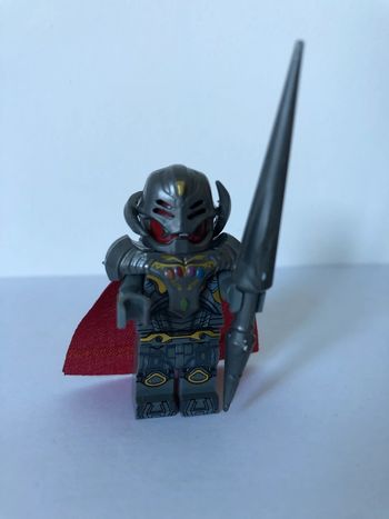 Figurine type lego Ultron. Marvel
