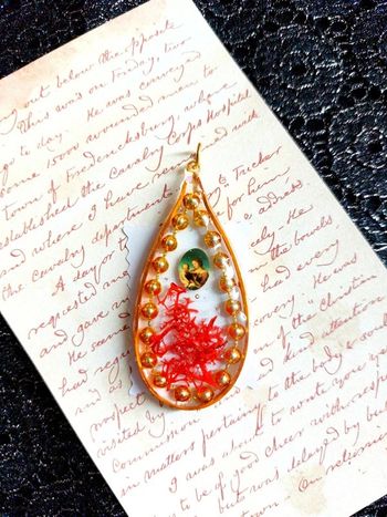 magnifique pendentif en résine avec une image religieuse