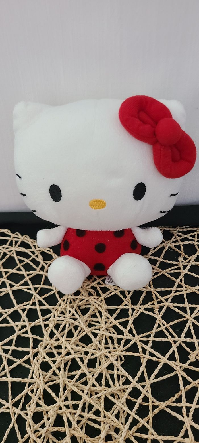 Peluche doudou hello kitty sanrio assise coccinelle rouge points noirs avec des ailes