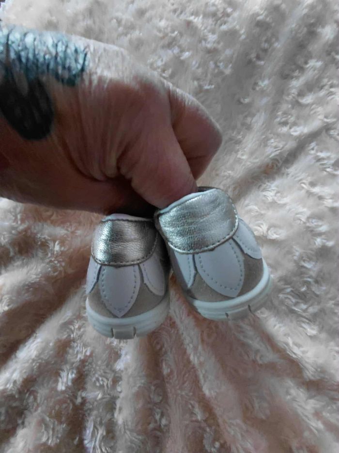 Très belle paire de bottines premier pas bébé fille Pointure 18 lisez bien l'annonce surtout - photo numéro 5