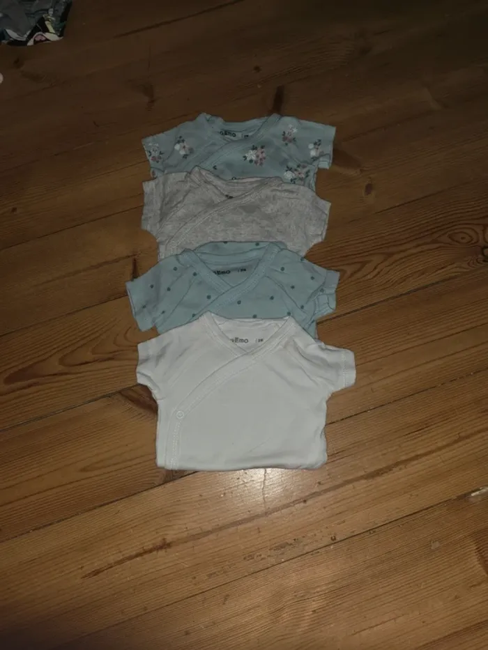 Lot de 4 bodie en coton, 3 mois.