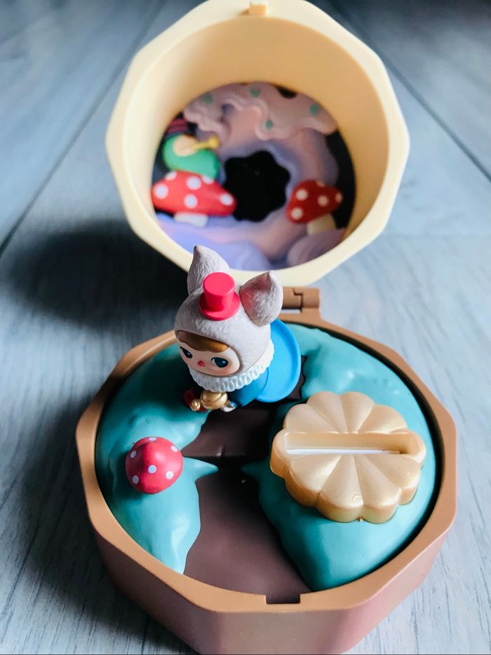 Pop Mart Pop Bean - Romantic Ring Box - Pucky