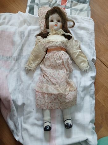 Poupée en porcelaine