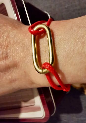 Bracelet cordon rouge cuir épais réglable Manille acier inoxydable or