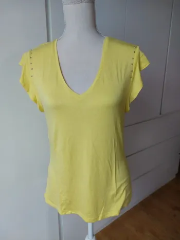 Joli tee-shirt jaune avec épaules volantées et clous