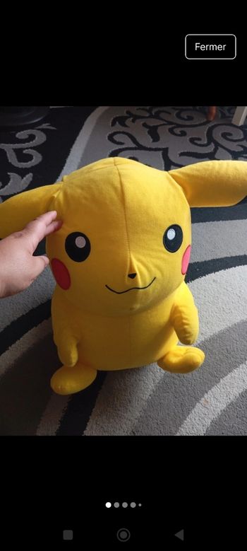 Peluche Pikachu.