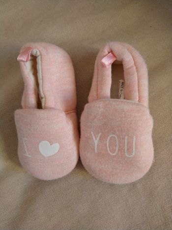 Chaussons 6-9 mois en très bon état, sans marque