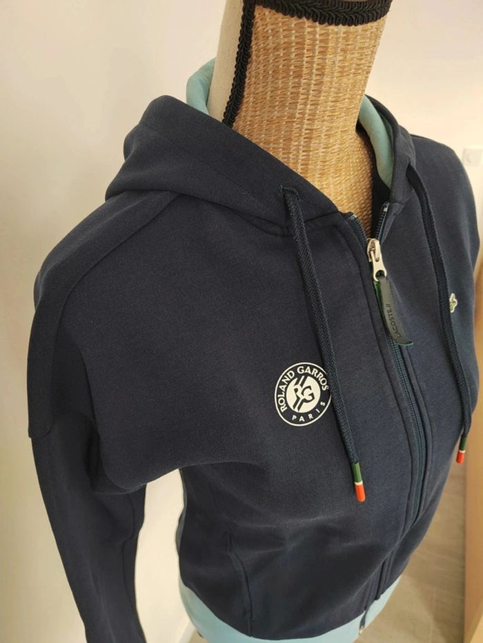 Sweat zippé avec capuche
Lacoste - Rolland Garros
Taille 34
Bleu marine
Excellent état - photo numéro 3