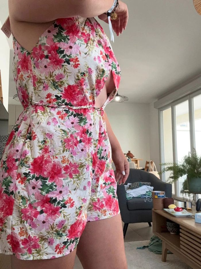 Jolie Combi short à fleurs rose et blanche Kilky taille S/M neuve avec étiquette - photo numéro 3