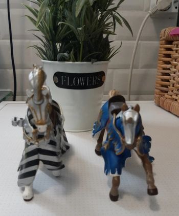 Lot 2 chevaux médiéval papo