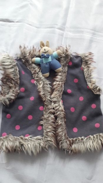 Gilet boléro sans manches bordé de fourrure synthétique 18 mois