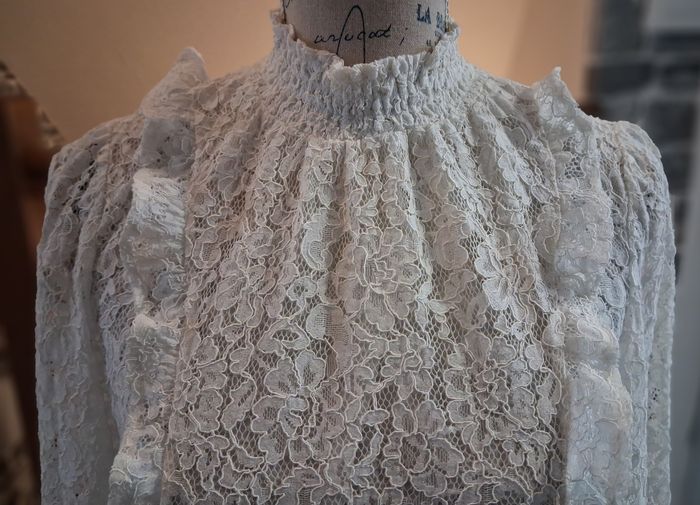 Blouse blanche courte tout en dentelle - photo numéro 2