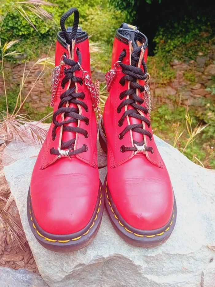 Dr. Martens made in England 🇬🇧 rouge custom chaînes 🔗 et barbelés punk goth uk3 36 - photo numéro 10