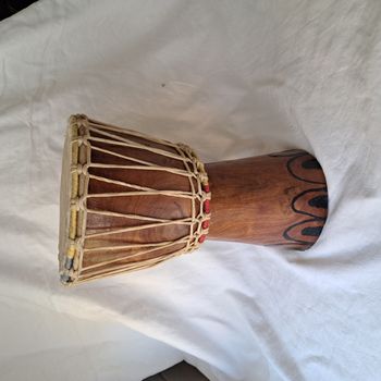 Djembe instrument de musique peau de chèvre et bois Hauteur 34 cm vintage