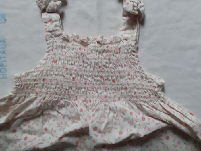 Robe blanche à fleurs avec petites bretelles - photo numéro 2