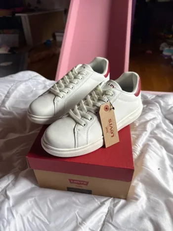 Très belles baskets Levi’s neuves avec étiquette pointure 36