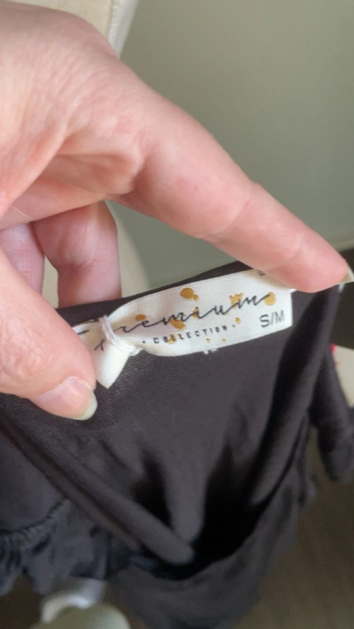 Top noir élégant avec épaulettes - Neuf avec étiquette Premium (S/M) - photo numéro 4