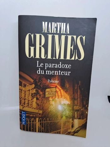 "Le paradoxe du menteur", de Martha Grimes.
Pocket.
480 pages.
ISBN : 978.2.266.19537.9