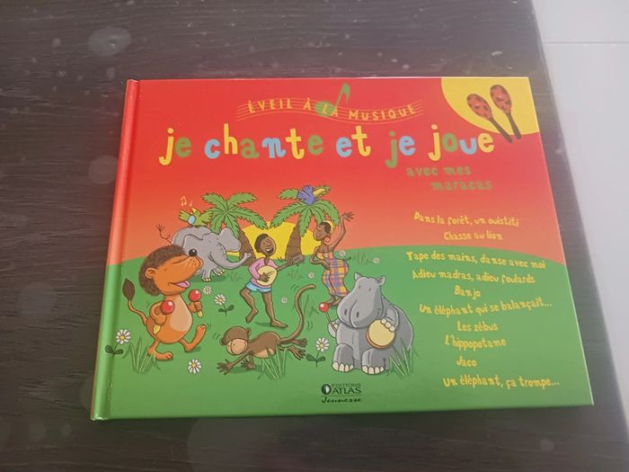Je chante et je joue avec mes maracas
