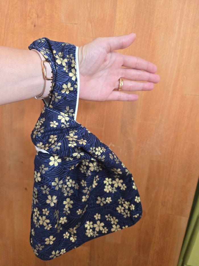 Sac de poignet bleu et doré