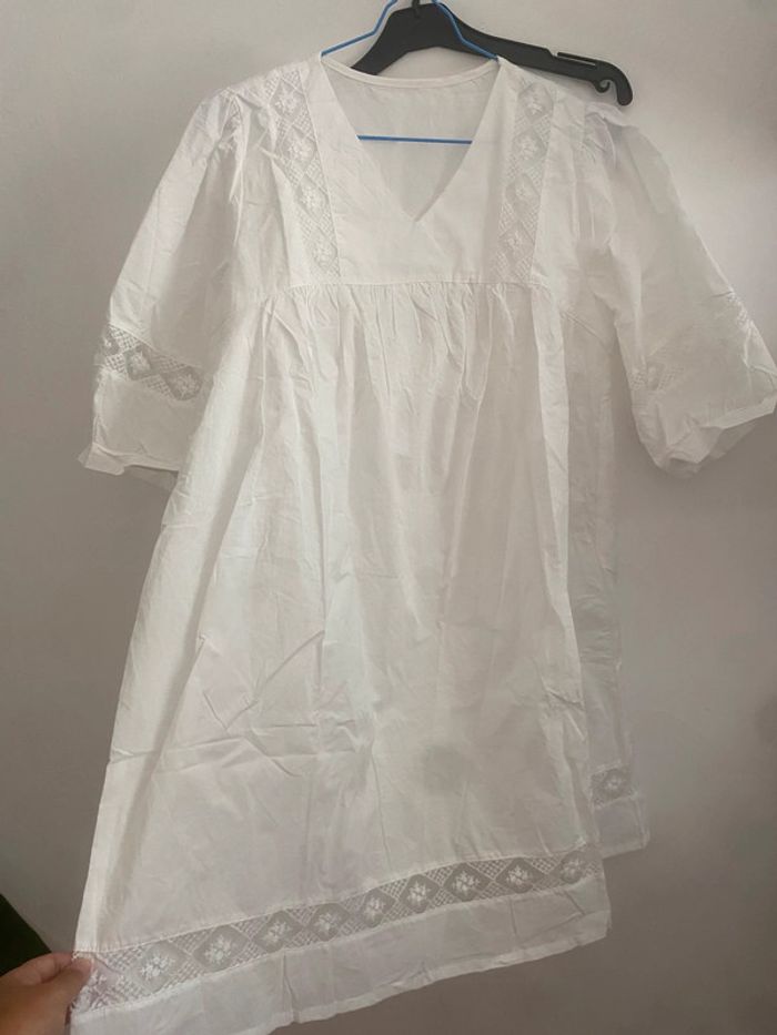 Robe broderie dentelle blanche légère transparence
