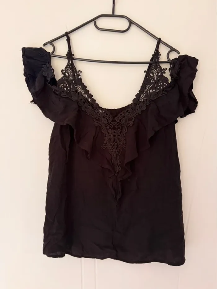 T-shirt noir col V avec dentelle
