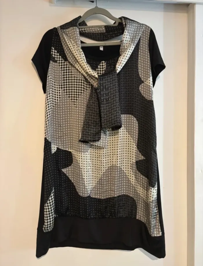 Robe tunique graphique noir et blanc avec foulard taille 44
