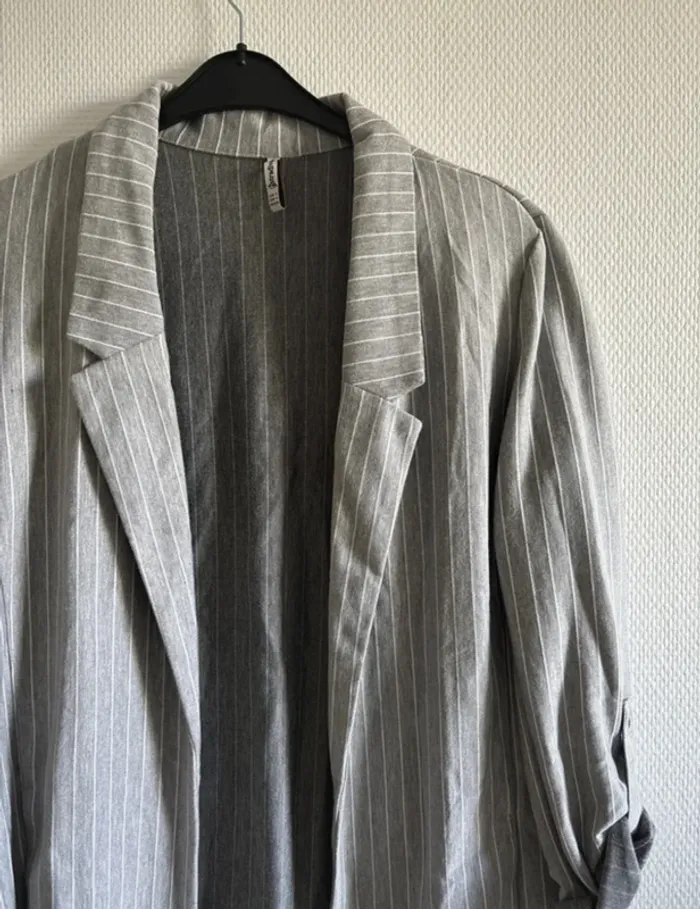 Veste blazer grise et blanche - photo numéro 2