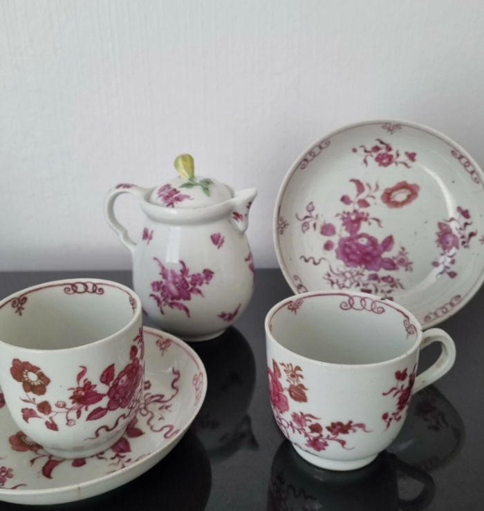 Deux tasses à thé et une tasse à thé