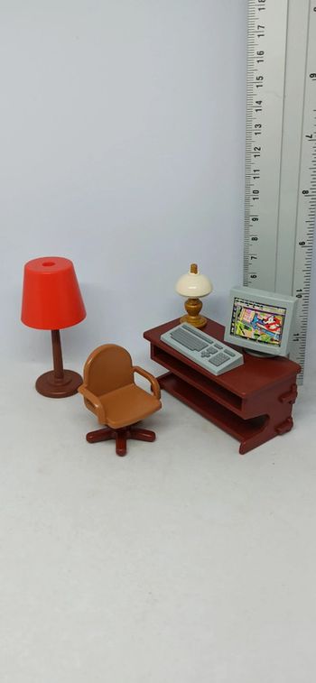 Meuble bureau avec ordinateur lampes et chaises playmobil