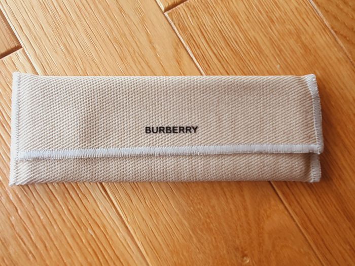 Peigne "Burberry" couleur nacre Neuf sous blister. - photo numéro 3
