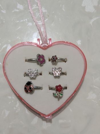 Coffret de 6  bagues pour fille.