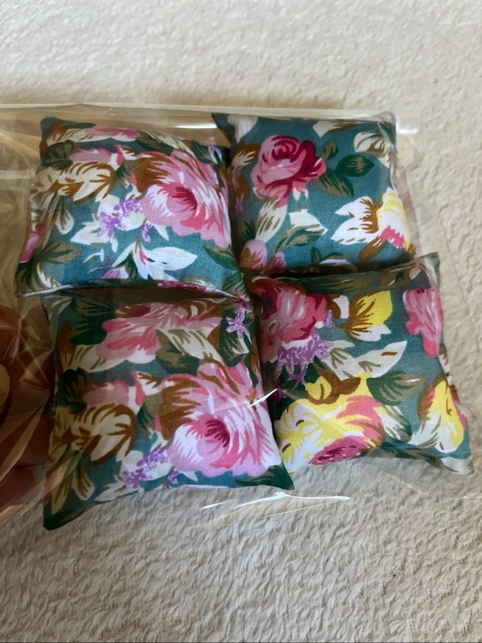 Lot 4 coussins pour barbie Neuf - photo numéro 2