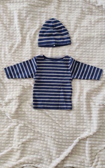 T-shirt et bonnet 